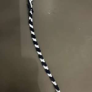 Egengjorda armband! - Säljer egengjord armband. Just nu har jag färgen ljusblå, svart och mörkblå. Om du vill ha annan färg kostar det 5kr extra! (Frakt inkluderad i priset) TRYCK INTE PÅ KÖP NU