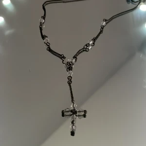 Halsband  - Kors halsband med små pärlor på❤️ Fråga om mer bilder!