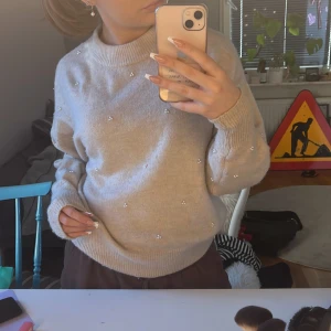 Jätteskön Beige stickad tröja med vita pärlor - Säljer denna jättefina beiga stickade tröjan! Den har små vita pärlor, oanvänd!💞💞Xs, den är stor i storlek passar S och M också