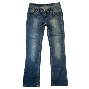 Snygga lågmidjade jeans från märket Esprit. I ett bra skick, väldigt lite slitage förekommer vid vänster höft och båda framfickorna. Har en straight passform. Midja: 82cm. Längd: 107cm