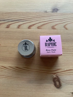 Ögonbrynsfärg - Vattenresistent ögonbrynsfärg från Rapide i färgen Dark. Endast öppnad, aldrig rörd. Säljer då jag använder en annan produkt och inte kommer byta. Funkar även som eyeliner! Skriv vid frågor! ✨✨❤️