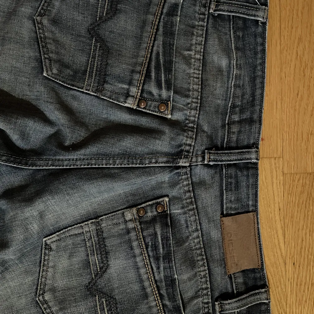 Vintage Diesel jeans med snygg wash och lös passform, säljer då de blev för korta för mig, skriv för mått eller fler bilder! Fraktar också!. Jeans & Byxor.
