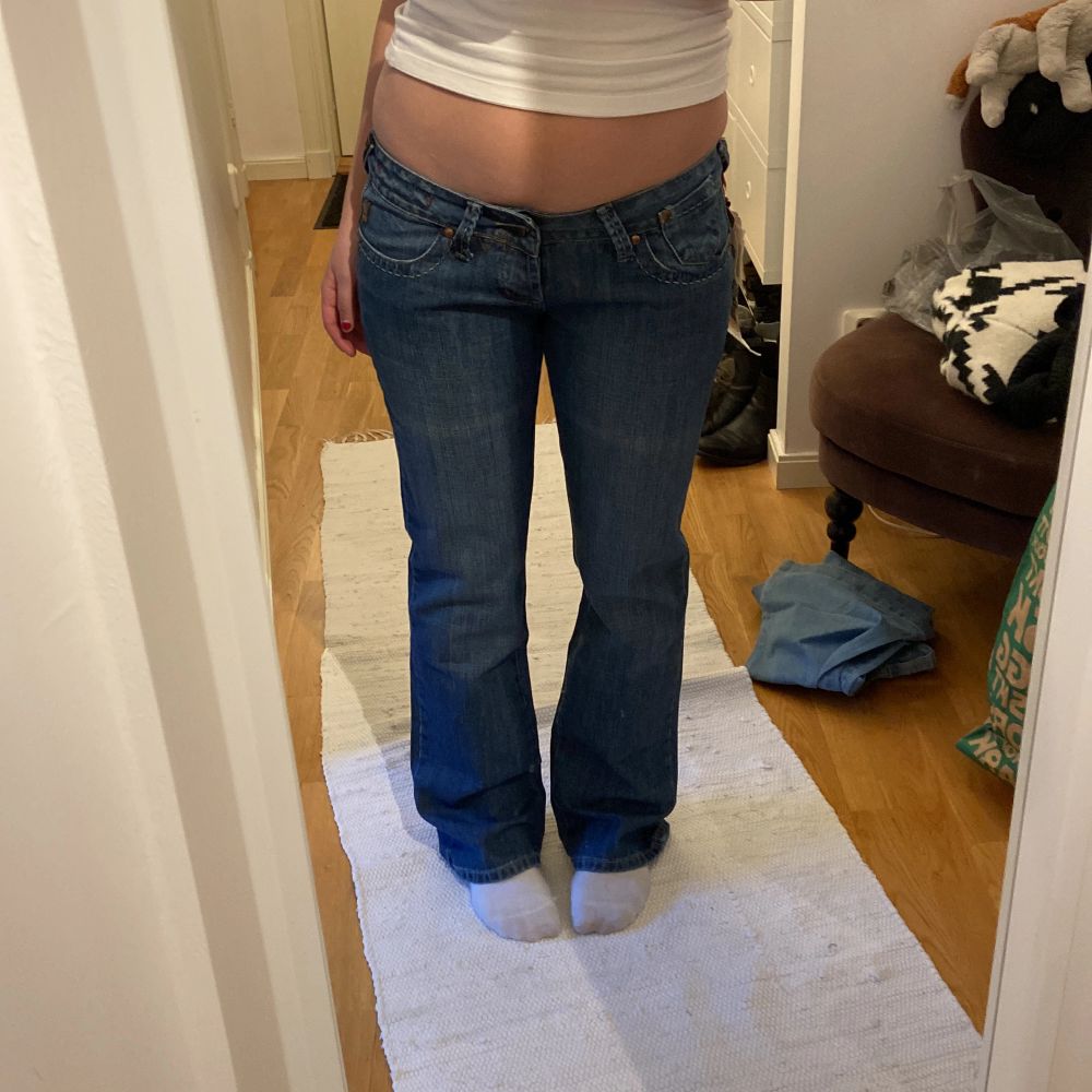 Snygga lowrise jeans med tagen kvar! Helt nya och oanvända🙌🏼 mycke snygga detaljer. 82cm runt midjan, innerbenslängd 79cm. Jag är 165cm lång. Bara att fråga om man har nå frågor!. Jeans & Byxor.