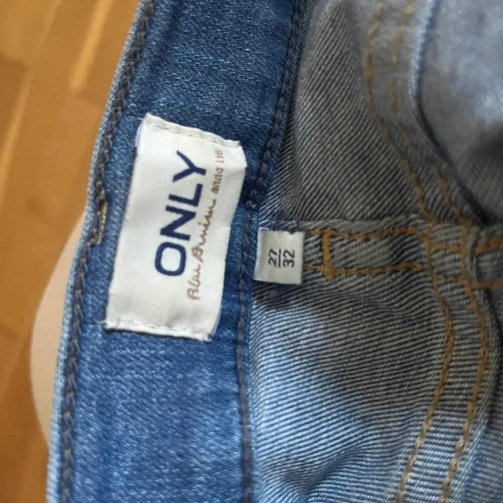 Fina jeans från only. Storlek 27/32. Passar S-M, mycket stretch och formar kroppen fint.  Skicka för fler bilder, köparen står för frakt 💗. Jeans & Byxor.