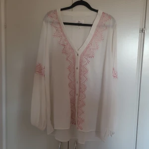 Blus - Vacker blus, som faller snyggt mot huden.