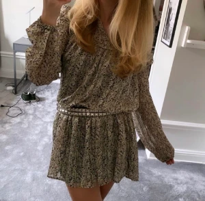 Klänning  - Så fin småblommig loavis klänning😍bara att skriva om du har några frågor!! 