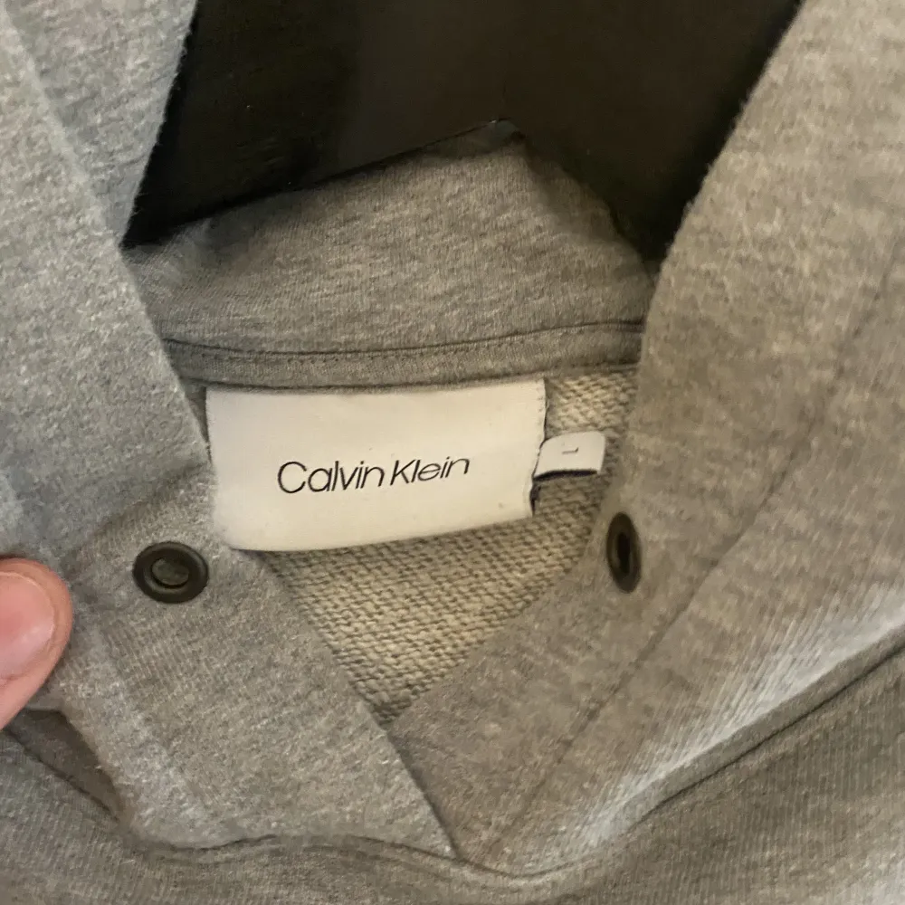 Jag säljer min Calvin Klein hoodie jätte bra sikt men är för liten för mig . Hoodies.