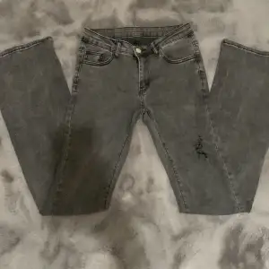 Säljer dessa jeansen från Shein! Väldigt bra skick, storlek 34/xs. Köpta för 269 men säljer för 180💗