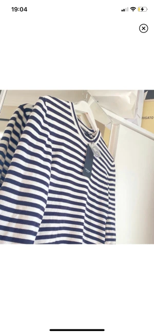 Stickad tröja  - Randig tröja ifrån Matinique Copenhagen. Off white med mörk blå ränder. Stickad och i bra material. Sjukt mysig.