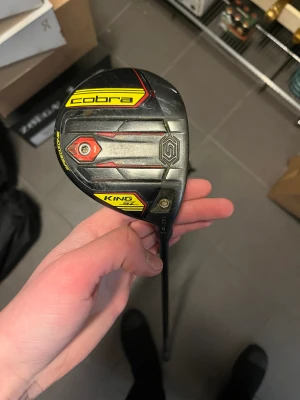 Golfklubba  - Cobra spoon vet inte så mycket om den bara att den kostar runt 1500kr ny fint skick lätt att slå hole in one med