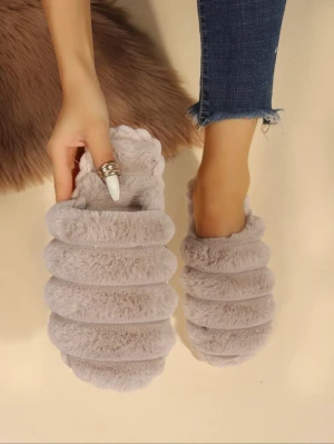 Mysiga tofflor - Fluff tofflor från shein, säljer då de är för små i hälen, har vanligtvis 39 men dessaa var lite små så de passar nog nån som har 38