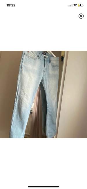 Jeans med riktigt snygg tvätt, från Hampton. Storlek 32/32 och är av typen straight leg. 