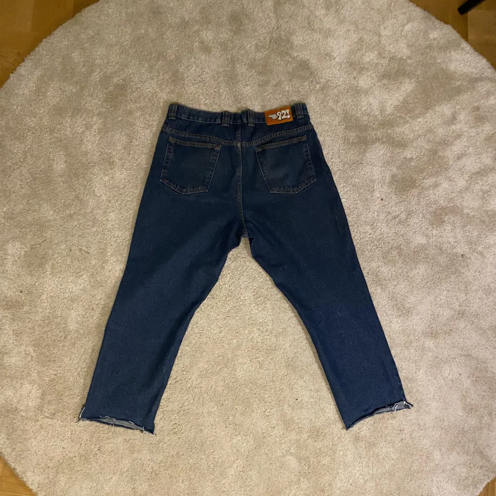 Säljer ett par Polar 92! Denim i storlek 36/32. Liknar Polar Big boys och är riktigt stiliga och baggy. Köpte av en annan kille här på plick så byxorna är klippta och passar snarare 30-31 i längden. Kan skicka eller hämtas i Uppsala.. Jeans & Byxor.