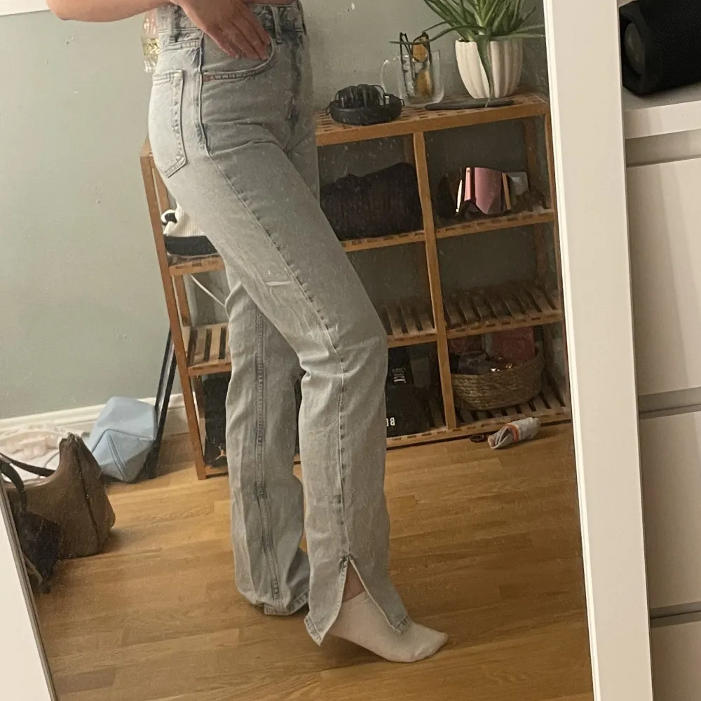 Säljer nu dessa jeans med ljus tvätt! Har gått upp en storlek och dessa kommer inte till användning (knappt använda) väldigt fina i tvätten och snygg slits! 💞 Dm om fler bilder💞 . Jeans & Byxor.