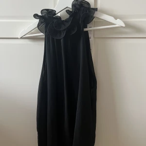 Svart topp💕 - Skit snygg svart topp med volang krage! Helt perfekt till både jeans nu och till sommaren med shorts eller kjol! Helt oanvänd med prislapp kvar!💕🥰