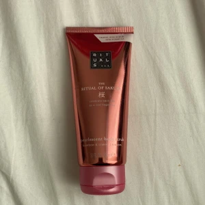 Rituals - En body scrub som doftar väldigt fräsch och blommig. Säljes för 70kr. Pris kan diskuteras obs i samband med tvålen i min annons får ni allt för 140kr