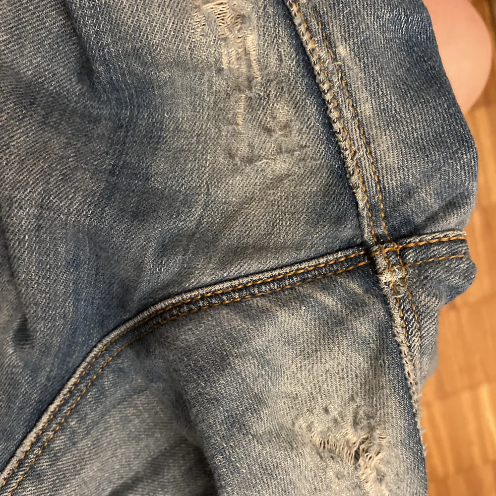 Såå otroligt sköna jeans! Dom är stretchiga och har ett tunt material. Som man ser på bilden är dom mucket använda, och är slitna en del! Annars är det fint skick. Skriv privat för fler bilder/ frågor! Kan mötas upp i Malmö elr så står köparen för frakten. Jeans & Byxor.