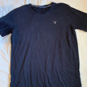 Gant T-shirt - Gant t-shirt, knappt använd, fint skick, köpt för 450!!🤍