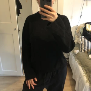 Svart stickad tröja  - Aldrig använd 