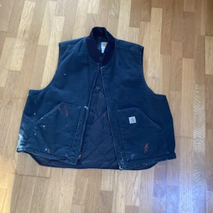 Carhartt vest  - Hej! Säljer en väldigt fin Carhartt vest. Köpt på ettresex i Stockholm. Färgen var där när jag köpte den. Fångade mina ögon då det var en fin touch. Xxl men mer åt xl hållet. Finns i Stockholm! 