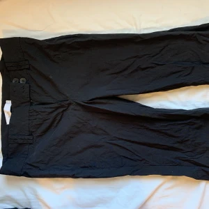 Bershka low waist byxor - Bershka flared low waist byxor, köpta för 259kr, knappt använda, jättefint skick, stl 44🤍🤍