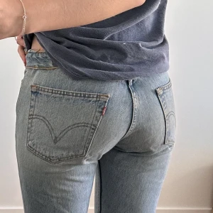 Vintage 501 - Low/mid rise vintage levis 501 i en jättefin ljus och somrig färg, säljer då jag måste rensa💕 Sitter perfekt på mig som är ca 174 och brukar bära S/M i jeans