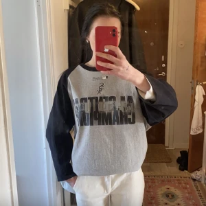 oversized lee tröja  - långärmad storlek XL men ja brukar lägga upp den lite elle va man säger cool tryck grå& svarta ärmar+ krage 