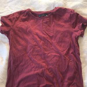 En vinröd tom bomulls-T-Shirt från Lager 157 i storleken Small. Har ingen bild på då jag säljer den för att den är för liten. Minns tyvärr inte originalpriset.  Köparen står för frakten 💕 anmäl gärna intresse innan du trycker på ”Köp nu”! :)