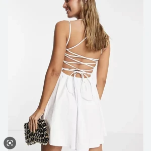 Student/sommarklänning - Säljer nu en studentklänning som jag glömde att skicka tillbaka, jättefin vit klänning med snörad/öppen rygg, helt oanvänd med lapp kvar. Slutsåld överallt💞man kan dra in klänningen så den blir mindre💞pris kan diskuteras 