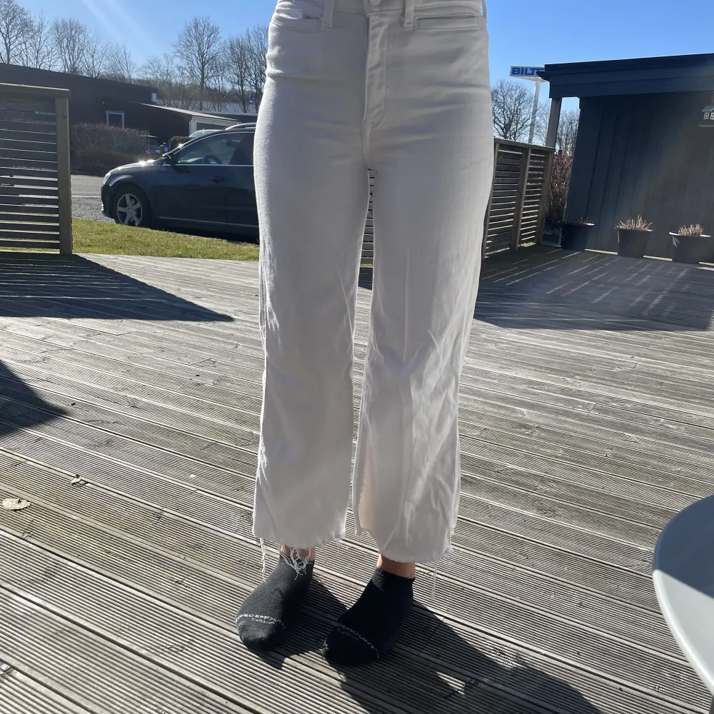 vita byxor från H&M, knappt använd i storlek 36.. Jeans & Byxor.