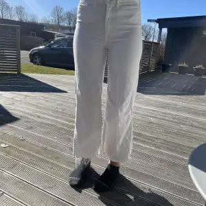 vita byxor från H&M, knappt använd i storlek 36.