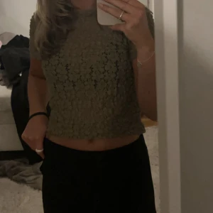 Festtröja! - Spets tröja i grön färg, så snygg! Köpt i Spanien sommaren 2022 💓