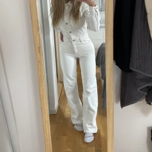 Oanvänd byxdress jeans från Zara - Säljer en helt oanvänd byxdress i jeans från Zara i storlek 34 🧚🏼‍♀️Köpt nyligen men tyvärr fel storlek, har kvittot men lappen är inte kvar så gick inte att byta, tänker att någon annan då kan ha mer användning för den 🤗 