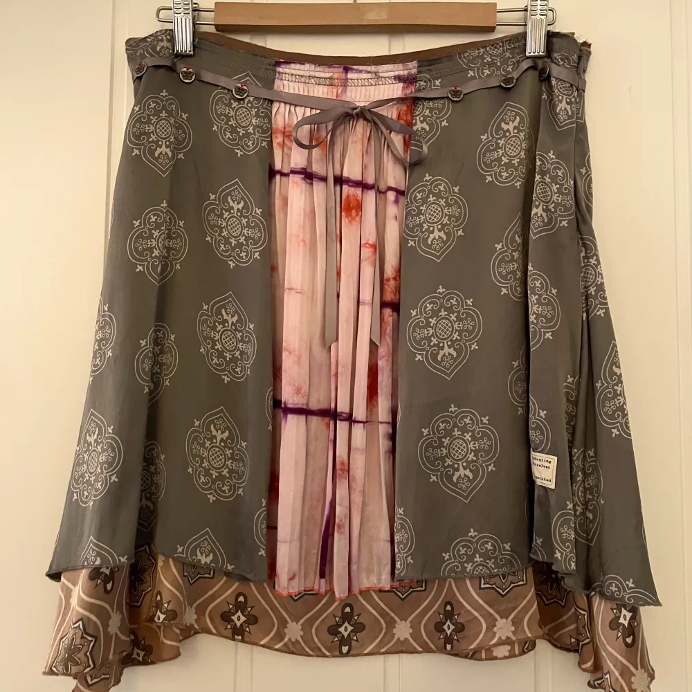 finaste vintage Odd Molly kjolen!! ser lite ut som man har draperat olika scarfs att göra en jätte unik look ♡ passar 38/40 och blir perfekt till sommar!. Kjolar.