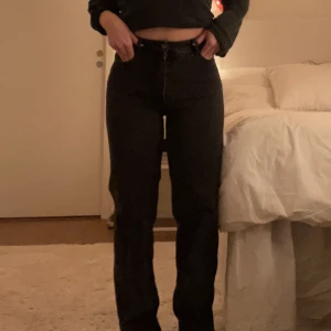 Jeans - Säljer dessa supersnygga jeans från bershka pga att de inte kommer till användning. Skulle säga att de är en svag svart färg iprincip mörkgråa!🥰