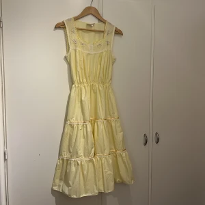 Gul vintage klänning! 🤍 - Finaste maxiklänningen i gult med söta detaljer 🤍 Vintage och är i jättefint skick!  Uppskattar den att vara en xsmall-medium, men be gärna om mått! 