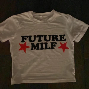 Future milf top  - Superfin top som slutar strax ovanför naveln. Bara använd ett fåtal gånger och den är i bra skick! ❤️ Den är i storlek xs/s 