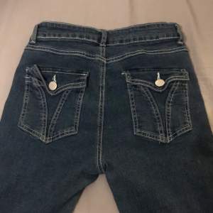 Jätte fina jeans med super snygga fickor, liknar true religion. Använda bara fåtal gånger så dom är i bra skick 💕Storlek M men passar S också. 