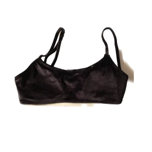 Bikini topp - En svart bikini topp i storlek xs! Materialet är i krossad sammet 
