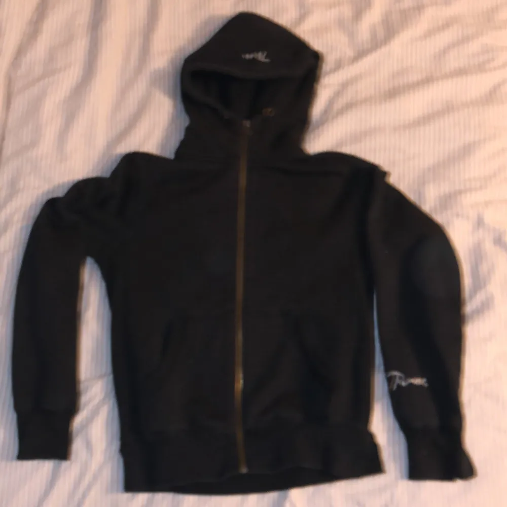 Mysig zip up hoddie. Säljer för jag inte änvänder den. Lite sprucken söm i ärmen men ska sy  ihop den. Hoodies.