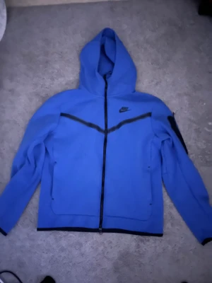 Nike tech fleece - Välanvänd utan skador. Köpt på jdsport i england för något år sedan. 