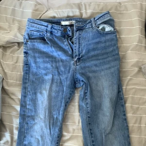 Jeans - Blå skinny jeans från massay. Funkar lika bra, köpte de nyligen