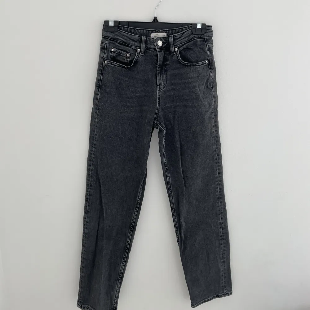 Säljer dessa jeans som aldrig kommer till användning. Har använt ca 2-3 gånger och är som nya🫶🏻😍Nypris: tror 500kr säljer för 190kr🥰. Jeans & Byxor.