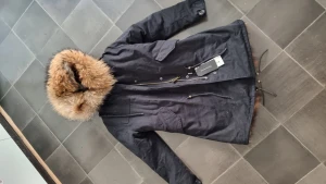 Pälsjacka - Köpt på Primark i London men har aldrig använts. Den har hängt i min garderob i något år och vill nu bli av med den. Pälsen är otroligt mjuk 