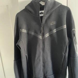 Nike tech fleece - Nike tech fleece, storlek S Skick 8/10, använd fåtal gånger, Pm för fler bilder. 