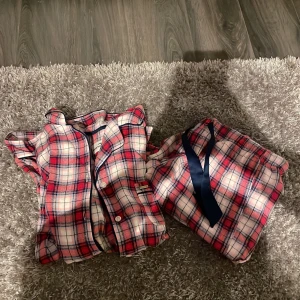 Pyjamas - Det är ett pykamassett och det är en långärmad tröja och i bra skick, settet är från Lindex och är i storlek s.