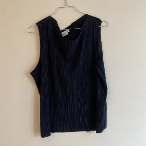 Plisserat linne - Mörkblått plisserat linne från Weekday. 