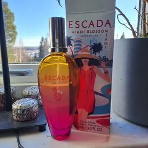 Escada miami blossom 100 ml - Knappt använd