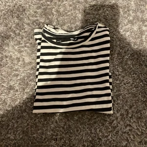 T-shirt  - Randig bra skick t-shirt i storlek xs från lager157