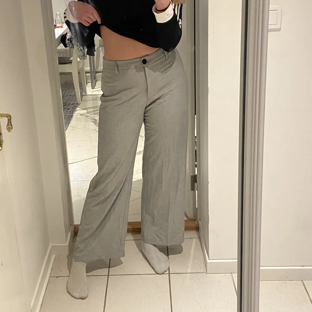 Suuuper snygga gråa kostymbyxor men tyvärr för korta för mig som är 182:(  använda endast en gång men som nya! Storlek 42 men sitter mer som 40 enligt mig!  . Jeans & Byxor.